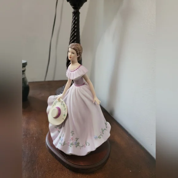 "Virginia Lynn" Figurine - Picture 3 of 6